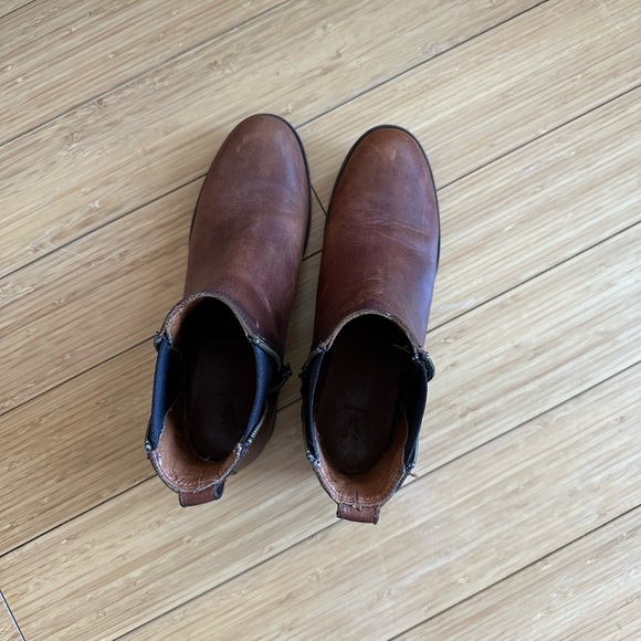 EUC Frye Carly Zip Chelsea Booties Women’s Size 8 - Picture 2 of 5